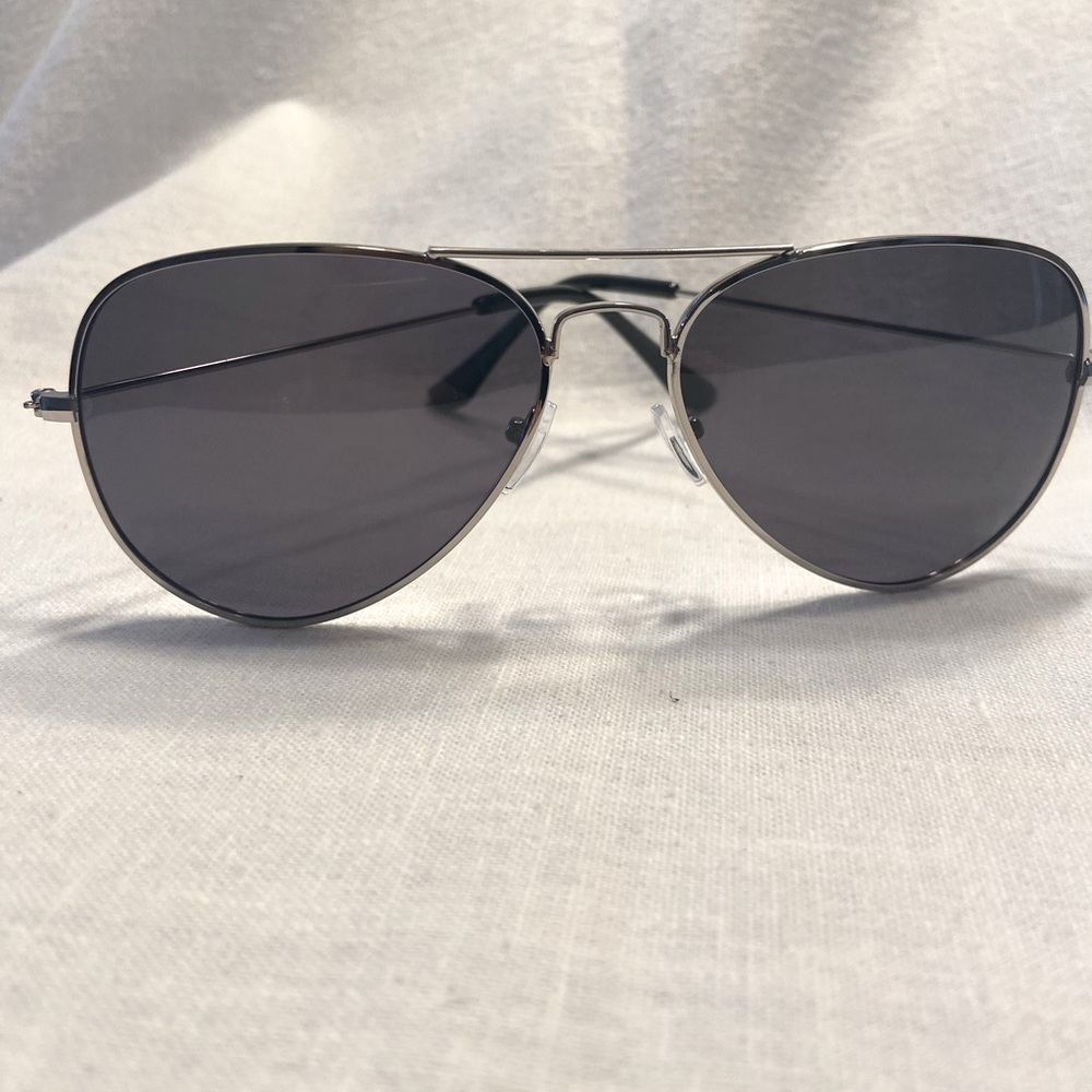 Men’s or Women’s Aviator Silver Frame Sunglasses Grey Lens brand New! With Case - Picture 2 of 5